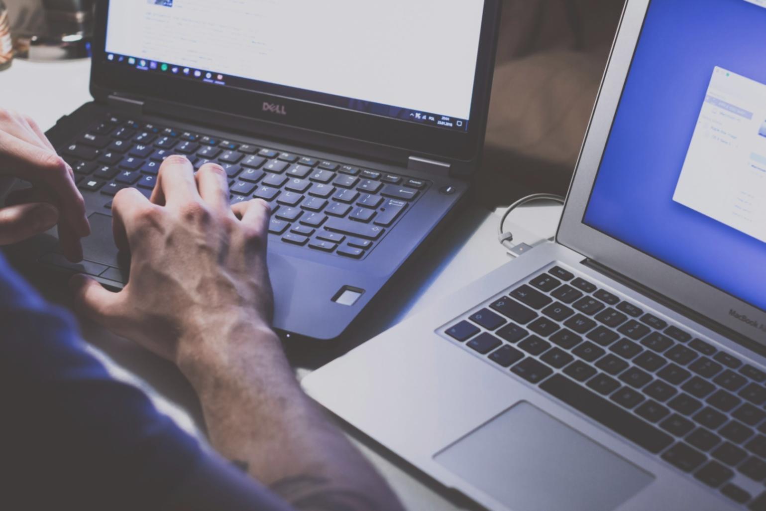Expert en sécurité informatique analysant des données de sécurité sur plusieurs écrans